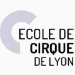 Logo de l’École de Cirque de Lyon représentant de manière stylisée et dynamique l’univers des arts du cirque, accompagné du nom « École de Cirque de Lyon ». L’identité visuelle évoque le mouvement, l’équilibre et la créativité propres aux disciplines circ