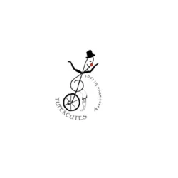 Logo coloré de l’association Tupercutes représentant le nom « Tupercutes » dans une typographie ludique et dynamique, évoquant l’univers du cirque et des arts de la rue. L’identité visuelle, volontairement joyeuse et décontractée, reflète l’esprit familia