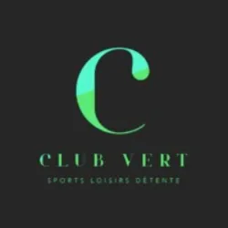 Logo du Club Vert présenté sur un fond gris anthracite. Au centre figure une grande lettre « C » stylisée, composée de formes courbes dans différentes nuances de vert, du vert foncé au vert turquoise. Sous ce symbole, le nom « CLUB VERT » apparaît en lett