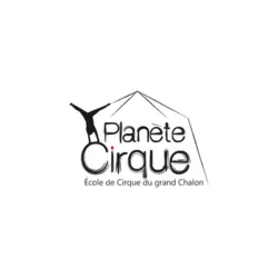 Logo de Planète Cirque – École de Cirque du Grand Chalon, principalement composé de traits noirs sur fond blanc. À gauche, une silhouette noire représente un acrobate en équilibre sur une grande lettre « C ». Le nom « Planète Cirque » est inscrit au centr